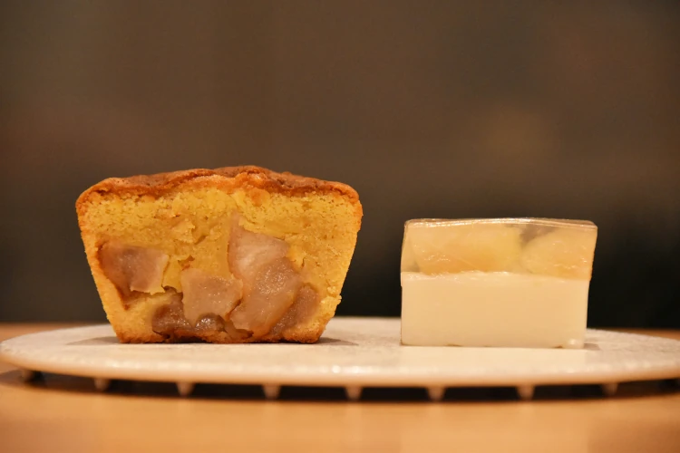 梨とシナモンのケーキ 7051と梨とクリームチーズの羊羹 7481